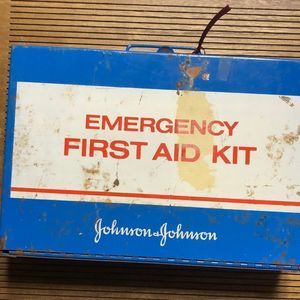 VTG JOHNSON &JOHNSON METAL FIRST AID KIT WITH ORIGINAL CONTENTS 1980